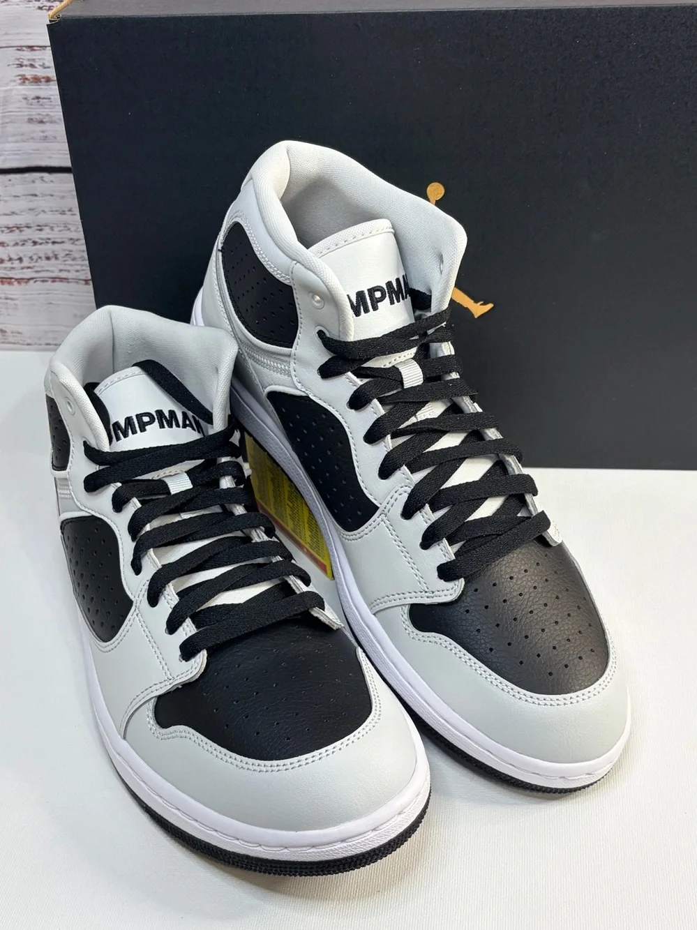 New Nike Jordan Men’s High-Top Sneakers in Black and White Size 11